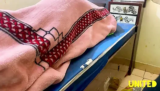 TEIL-1 Bhabhi kam ins zimmer, weckte mich auf und fing an, mir ein gefühl zu geben und starrte an, meinen schwanz in ihren mund zu nehmen.