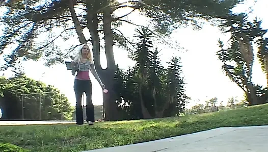 Крошка-блондинка давится массивным черным членом, затем скачет на нем до камшота