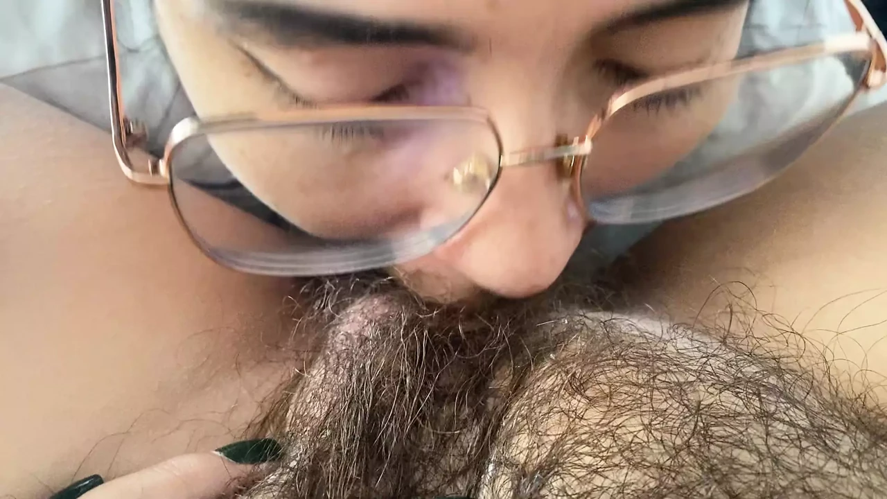 女同性恋吮吸甜美的毛茸茸的灌木
