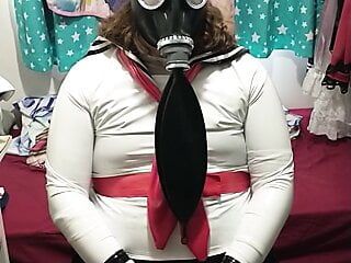 Школьница-сисси из ПВХ играет с дыханием, в латексной маске, противогазе, ева шлем