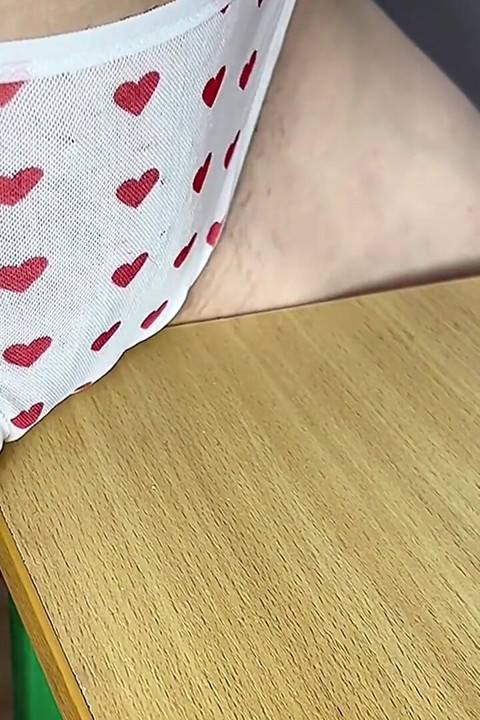 The Friction of a Petite Teen Solo, Experienced an Orgasm From Friction and Flowed Onto the Table