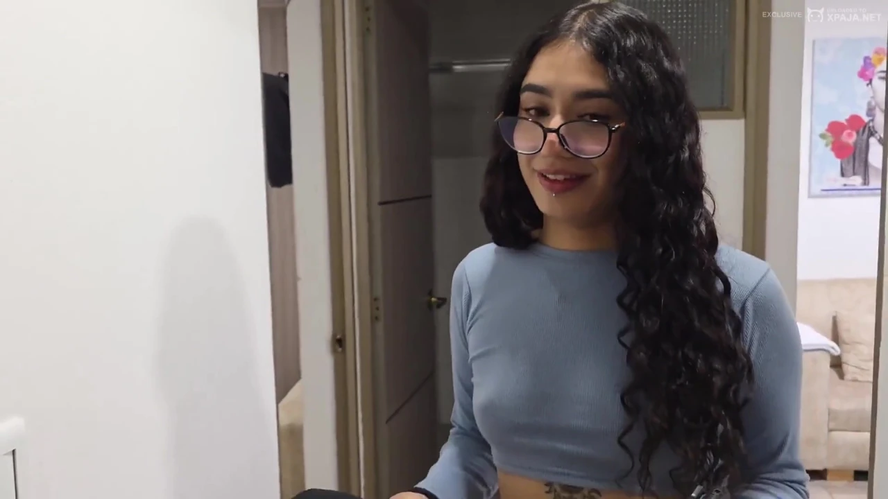 Valen Vega, 18 yaşında, İlk Samimi Videosunda Sahneye Çıkıyor