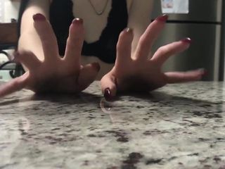 Lina Long ласкает ногти сексуально