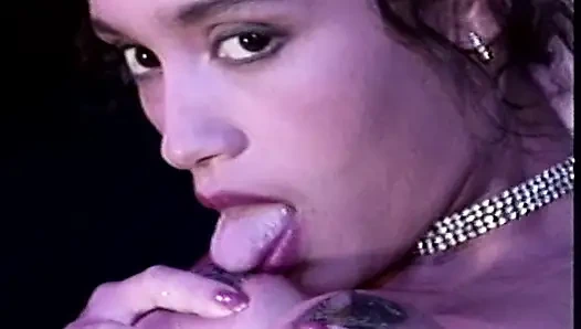 Она беременная красотка из Франции, которая любит есть сперму