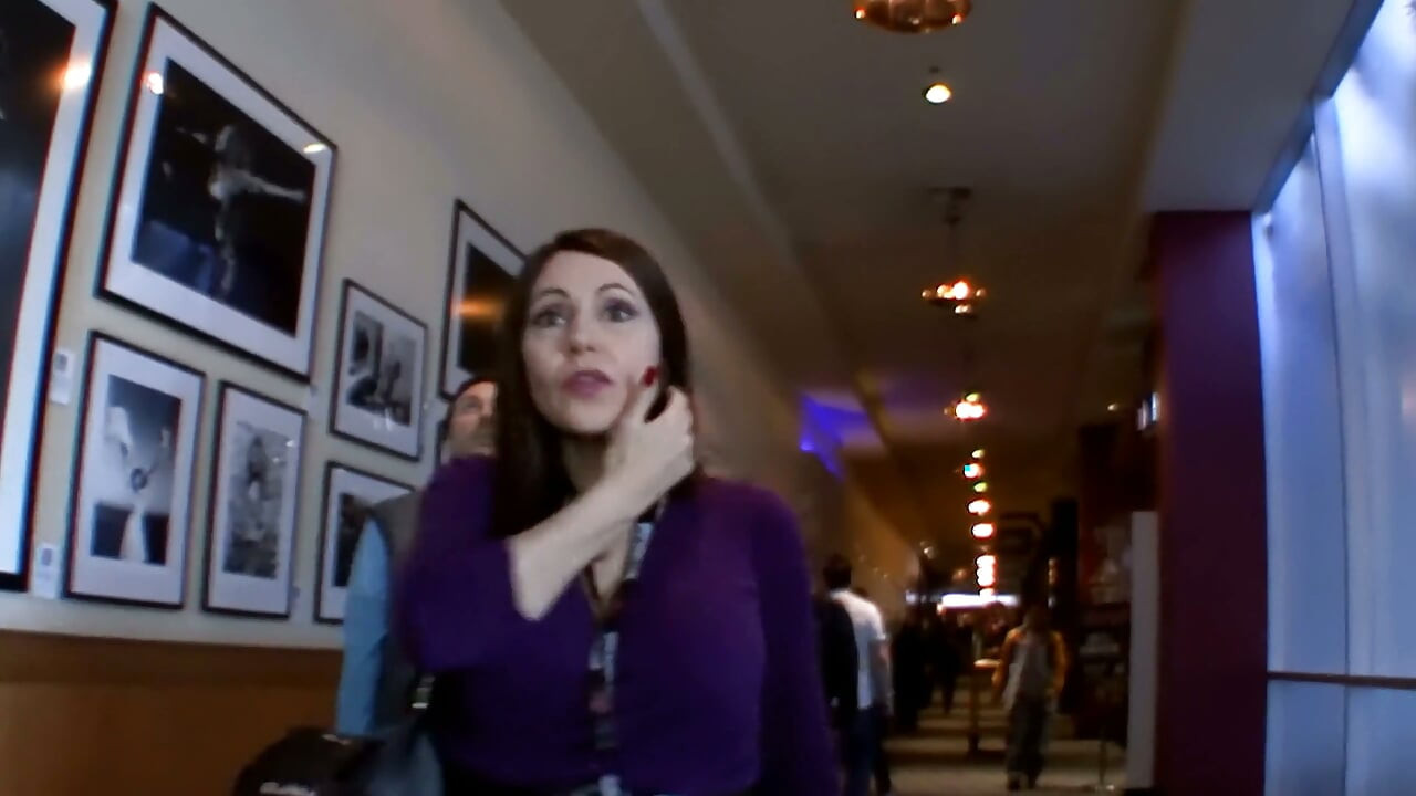 Obličej sedí na hotelové posteli - prsatá brunetka jezdí na jazyku své přítelkyně