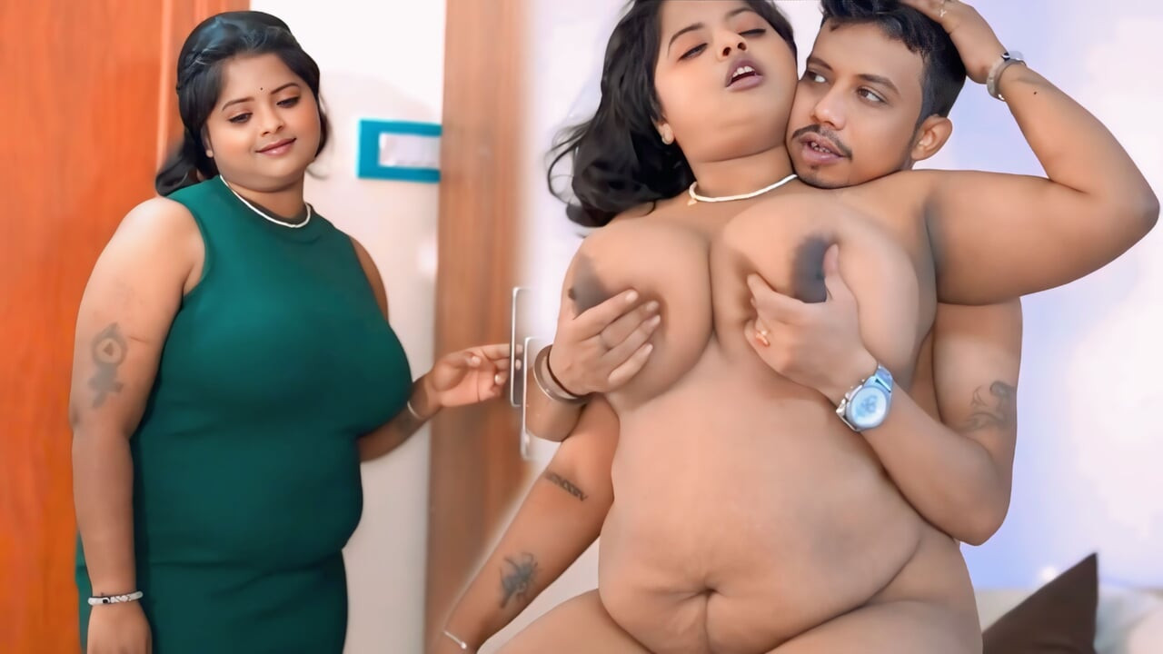 বাবা সৎ মেয়েকে জামা বদলাতে দেখে ফেলল, তারপর ফেলে চোদ দিল