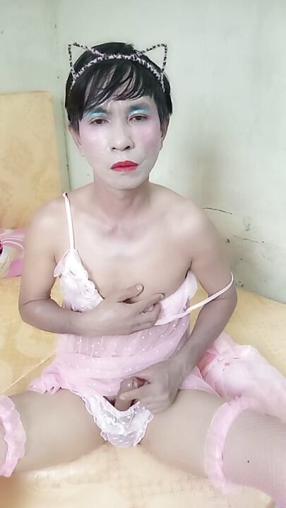 oanh Lê chuyển giới mặc áo choàng gợi cảm thủ dâm sướng à ơi à ởi