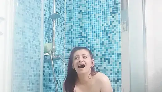 Duşta mastürbasyon yapıyor
