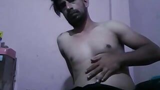 Indyjski chłopak masturbuje się ostro