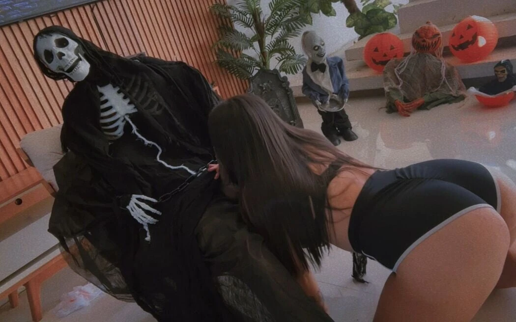 She Said She Was Going to Suck Until I Turned Into a Skull… Now All That’s Left Is the Bone! ️
