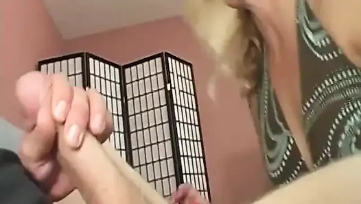 Sarışın orta yaşlı seksi kadın kalın yarak alıyor ve yüzüne boşaltıyor