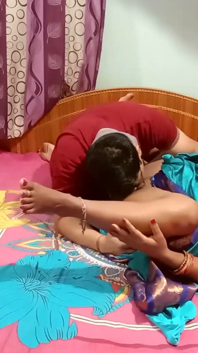 Bhabhi india cogiendo real casero desi sexo caliente con xhmaster en sexo indio | Clip 1