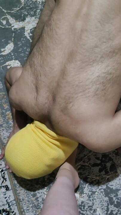 Meesteres voetenbeurt snd ballbusting slaaf thuis