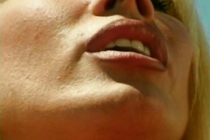 プラチナの大きな胸のポルノスターがプールサイドでディルドを共有している