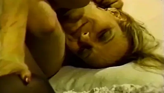 Çifte penetrasyondan hoşlanan minyon orta yaşlı seksi kadın ile klasik seans