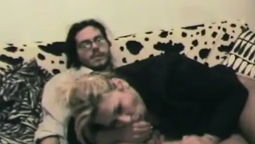 Фигуристая блондинка празднует Новый год