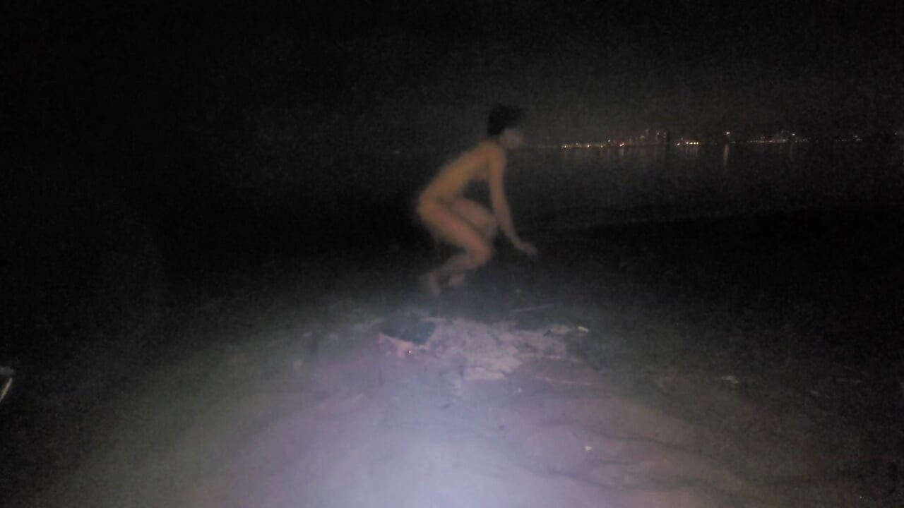 Geoliede masturbeert 's nachts op het naaktstrand