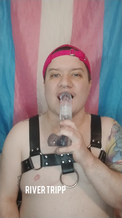 Pria trans mengisap dildo