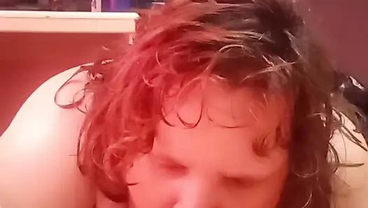 Gadis semok ini lagi asik nyepong kontol