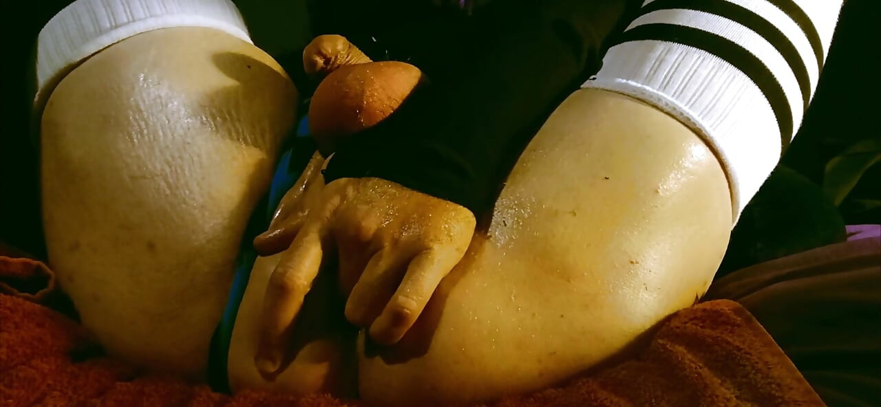 12 min oiled butt play with Raven LeTrap