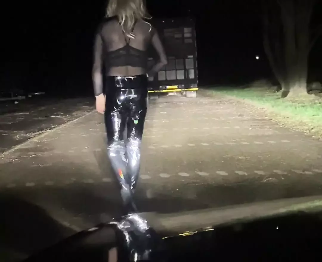 Junge Latex Schwanzhure auf einem Rastplatz