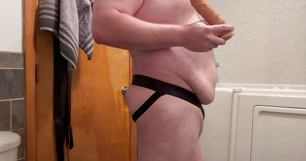 Gemuk beruang perut besar bermain dan muncrat dengan dildo sambil memakai jockstrap