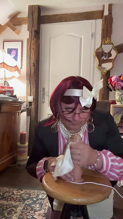 V oblečení s malou krátkou sukní a novou halenkou na sání robertku na večírku