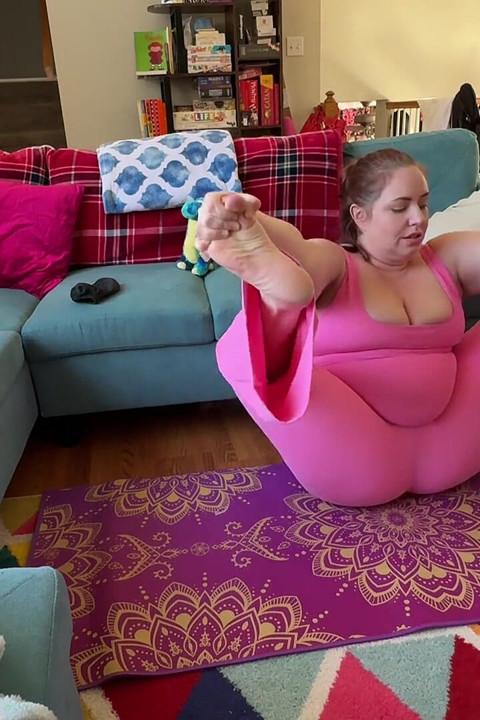 Mamă Sexy Albă Kinky Katie Se Masturbează În Timpul Yoga - Instrucțiuni De Masturbare