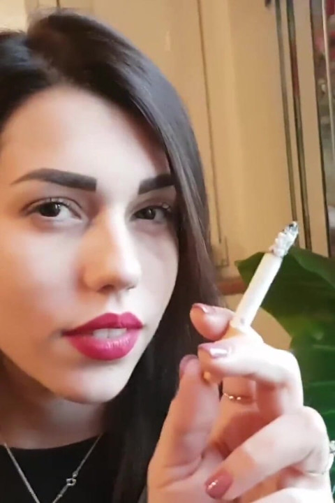 與美少女近距離抽煙