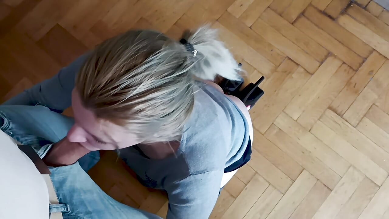 Истинска домашна компилация от дълбоко гърло и свирка, гълтане на сперма в устата