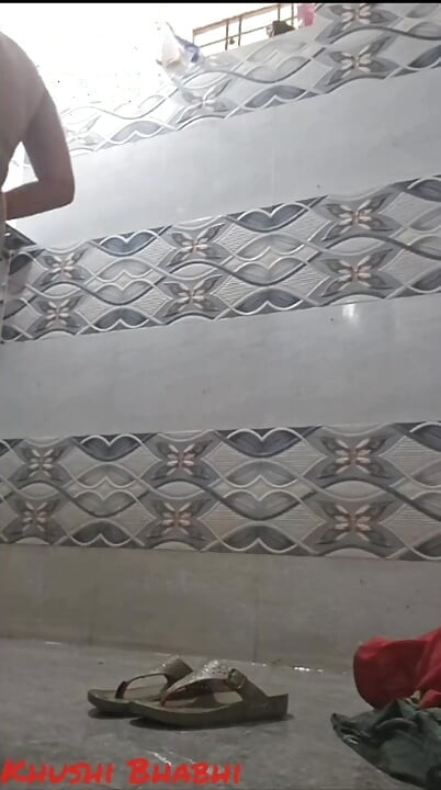 Desi Bhabhi μπάνιο με Naha Rahi h...