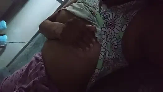 Büyük memeli ve ıslak amcıklı dildo şehveti ile banyo odasında Sri Lankalı kız musterbasyonu