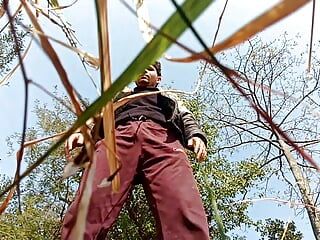 Jonge Indische legerjongen meesterbeert in de jungle-stad
