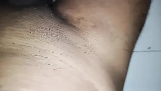 Güney Hintli oğlan ateşli yarak mastürbasyon yapıyor