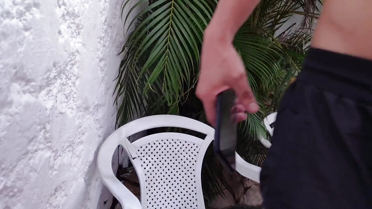 Ik neuk mijn Latina stiefmoeder in de badkamer van mijn huis nadat we samen seks hadden in het zwembad Echte amateurseks