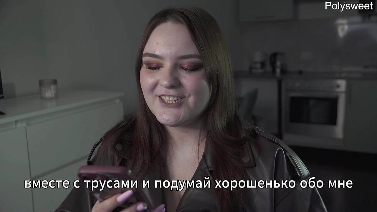 Porno hikayesi - tezgahın arkasındaki mağazada, göğüslerini hissediyor (Rus, hafif kadın egemenliği, herkesin içinde çıplak)