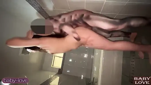 Schönheits-fokussierte szene baut intensität auf, als eine tiefe sensation sie zu einer brechend schiebt