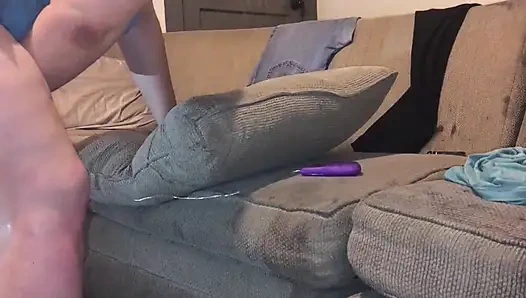 Tombul götlü evli kadın amını parçalatarak fışkırtıyor ve dölleniyor