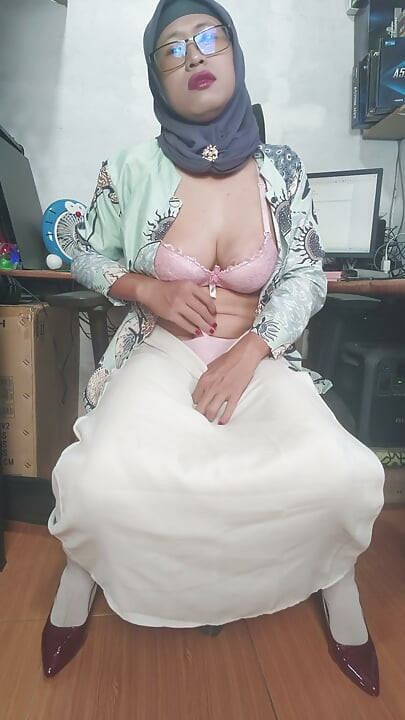 Horny Hijab Shemale Masturbates