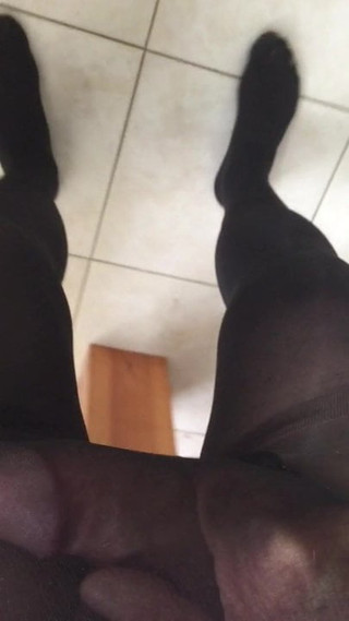 Crossdressing pau em meia-calça feminina