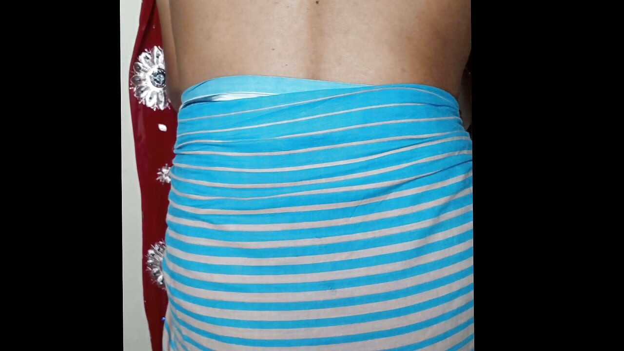 Garota linda de sári vermelho com peitos grandes sendo apertados - Vídeo quente indiano desi