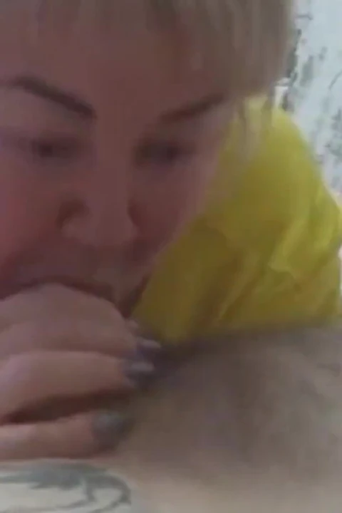 我吮吸鸡巴并把它自慰到射精