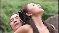 침실과 공공 숲에서 섹스하는 중국 진나라 커플
