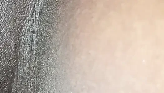 Üvey babasının pürüzsüz amını gördükten sonra penisim ereksiyon oldu.