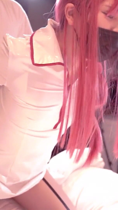 【チェンソーマン】🌸 かわいい女装コスプレイヤーを背後から乳揉み💦 ナース服のマキマさん💖【個人撮影】 part.7 | クリップ 1