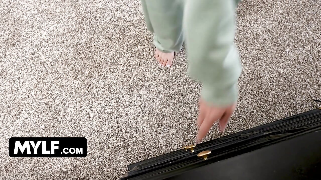 Vernachlässigte milf linda lan Sneaks von nebenan für zwei dicke schwänze gleichzeitig