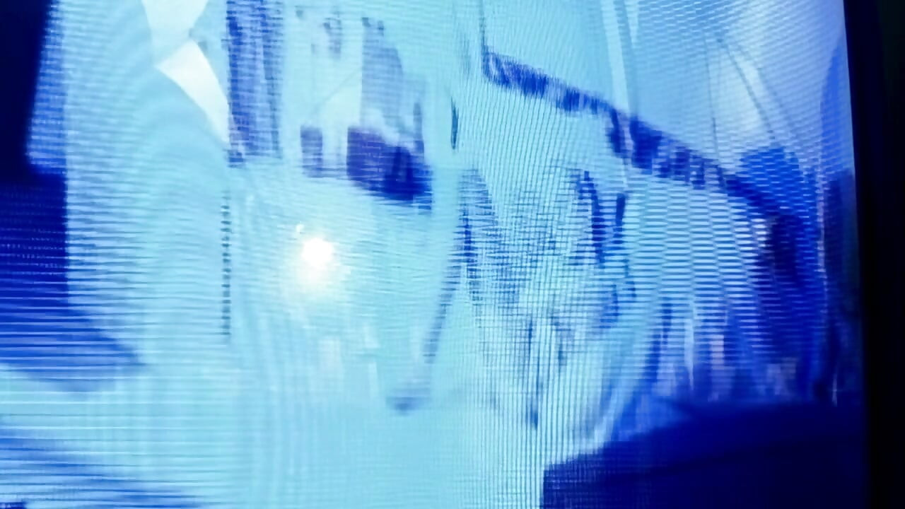 Wytatuowana blondynka ostro zerżnięta w sypialni przez faceta w niebieskiej koszuli