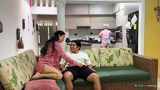 Das ist die beste freundin meiner ehefrau und ich habe sie vor ihr gefickt!