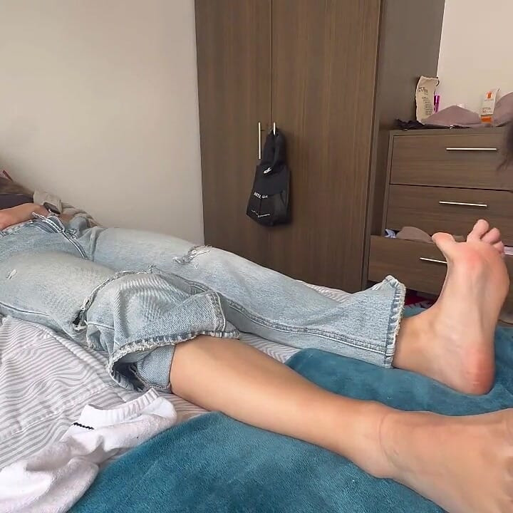 Mi amiga y yo disfrutamos de su fetiche de humillarme con sus pies y chaqueta de cuero