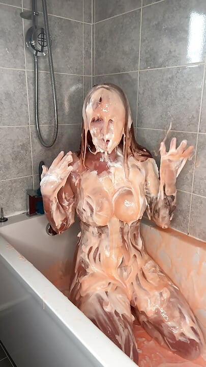 cu ejaculare facială neglijeentă și gunging